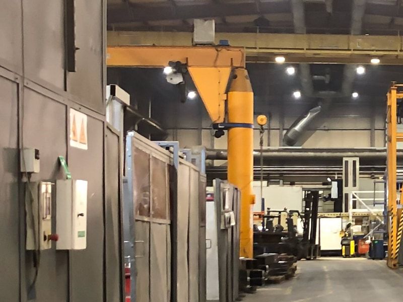 Grúa pluma de columna en puesto de taller