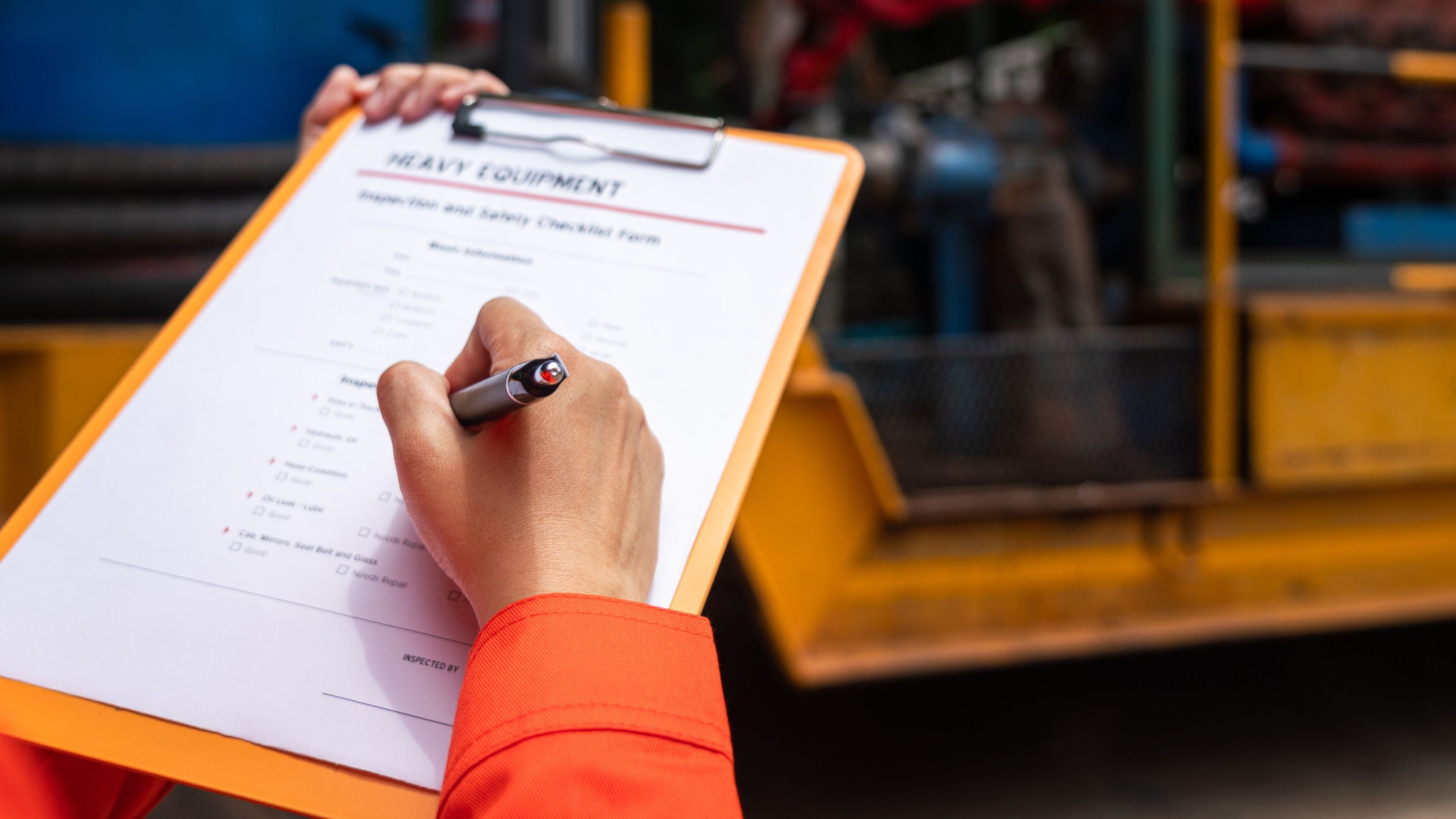 Técnico documentando la inspección periódica de un equipo de elevación en el checklist de seguridad